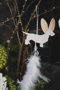 Zauberhafte Dackelhasenanhänger mit Federn