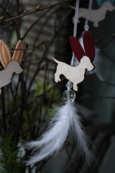 Zauberhafte Dackelhasenanhänger mit Federn