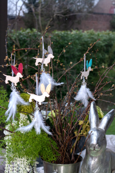 Zauberhafte Dackelhasenanhänger mit Federn