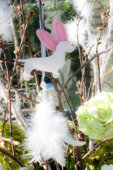 Zauberhafte Dackelhasenanhänger mit Federn