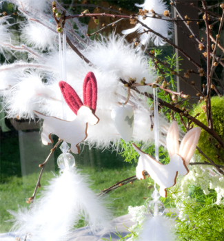Zauberhafte Dackelhasenanhänger mit Federn