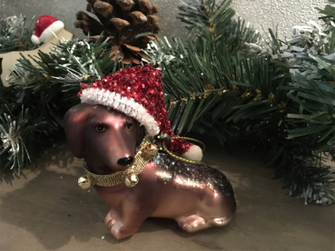 Dackelanhänger mit Pailettenmütze