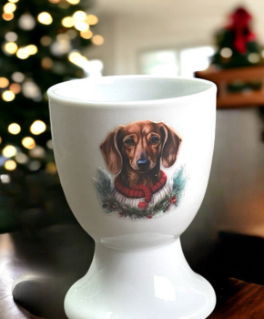 Eierbecher mit weihnachtlichem Kurzhaardackel