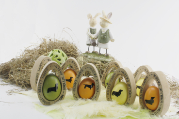 Buntes Hühnerei mit Dackelmotiv im Holzei