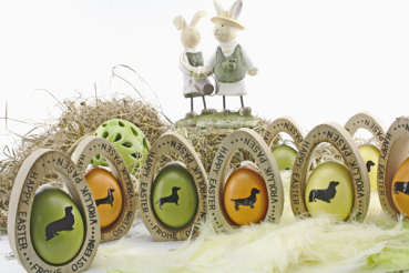 Buntes Hühnerei mit Dackelmotiv im Holzei