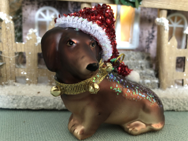 Dackelanhänger mit Pailettenmütze