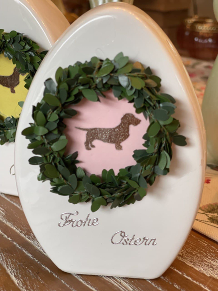 Eiaufsteller Keramik mit Dackel im Buchsbaum