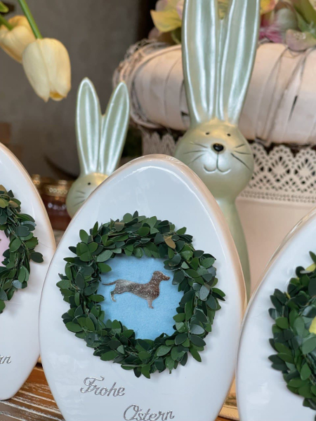 Eiaufsteller Keramik mit Dackel im Buchsbaum