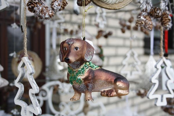 Dackelanhänger mit Girlande