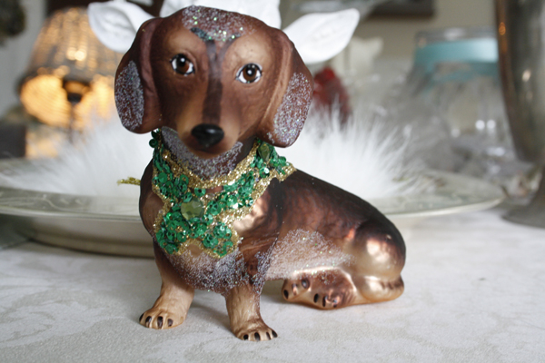 Dackelanhänger mit Girlande
