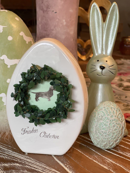 Eiaufsteller Keramik mit Dackel im Buchsbaum