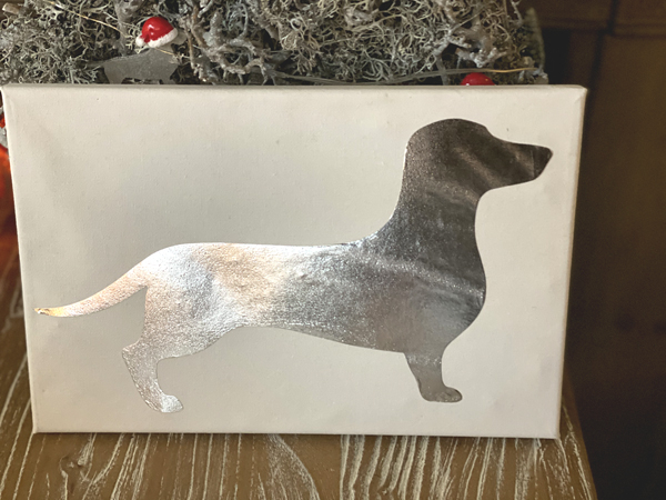 Leinwandbild mit beleuchtetem Silberdackel