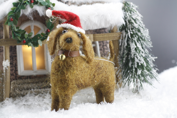 Filzdackel mit Weihnachtsmütze