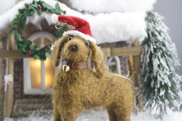Filzdackel mit Weihnachtsmütze