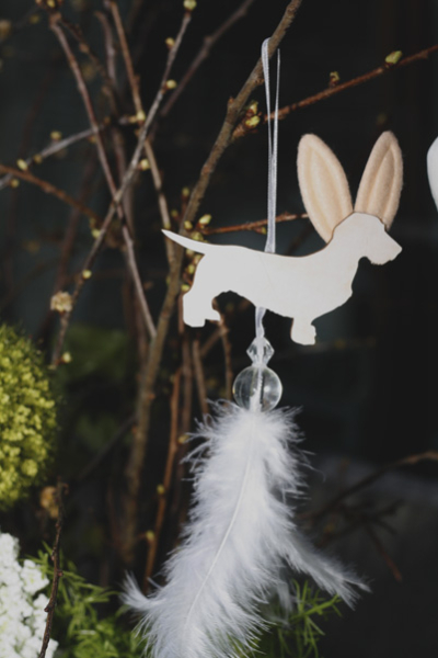 Zauberhafte Dackelhasenanhänger mit Federn