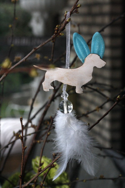 Zauberhafte Dackelhasenanhänger mit Federn