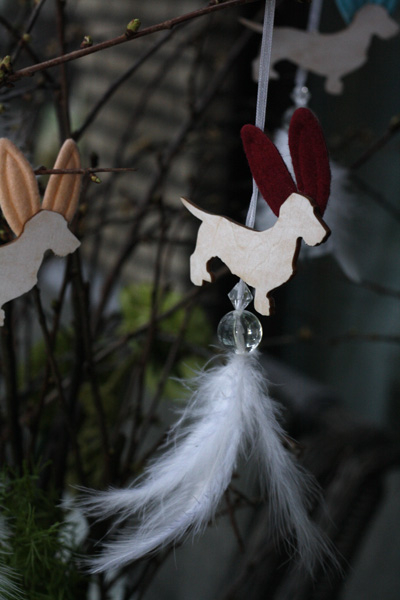 Zauberhafte Dackelhasenanhänger mit Federn