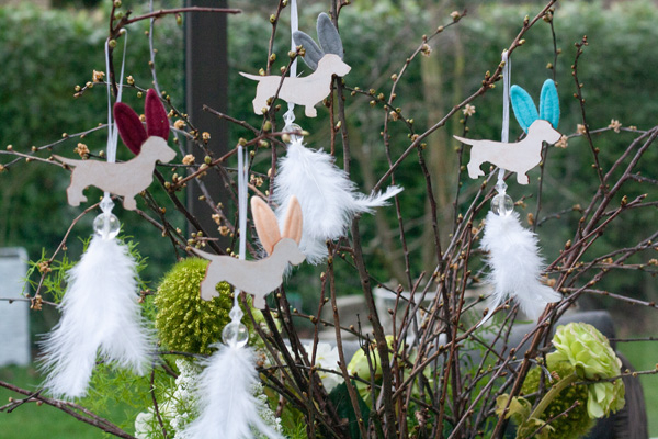 Zauberhafte Dackelhasenanhänger mit Federn