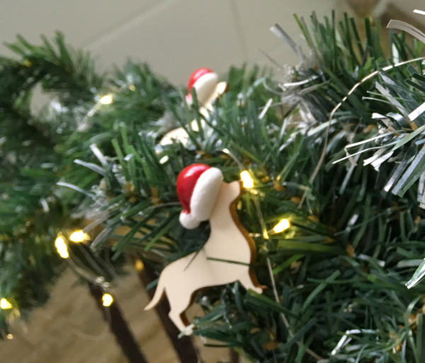 Tannengirlande mit Weihnachtsdackeln