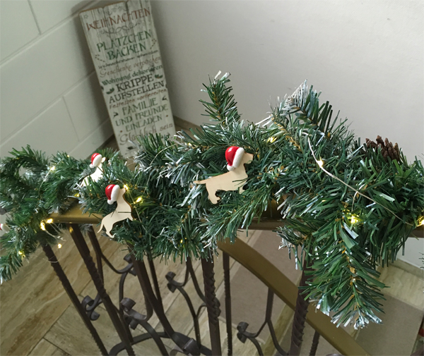Tannengirlande mit Weihnachtsdackeln