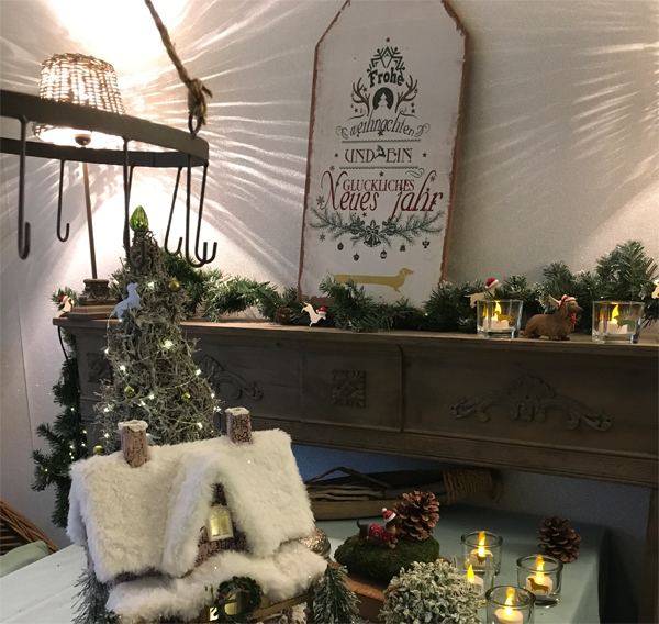 Tannengirlande mit Weihnachtsdackeln