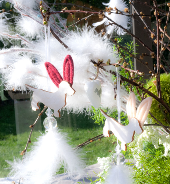 Zauberhafte Dackelhasenanhänger mit Federn