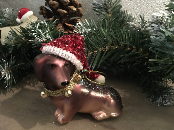 Dackelanhänger mit Pailettenmütze