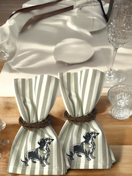 Gestreifte Stoffserviette mit Kurzhaardackel schwarz