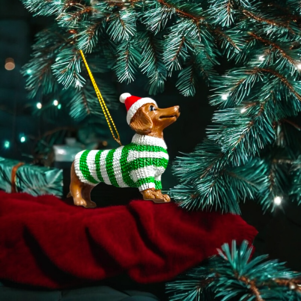 Dackelanhänger mit grün-weißem Pullover