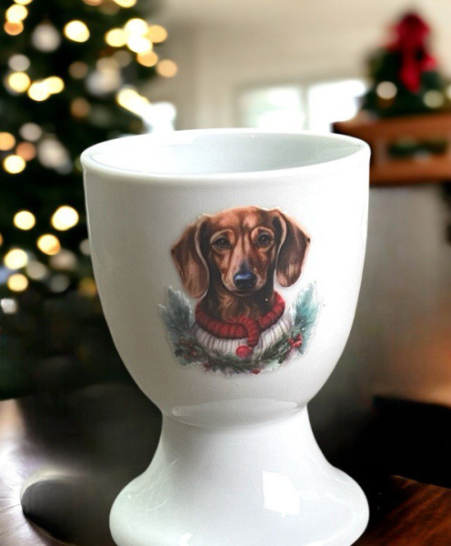 Eierbecher mit weihnachtlichem Kurzhaardackel