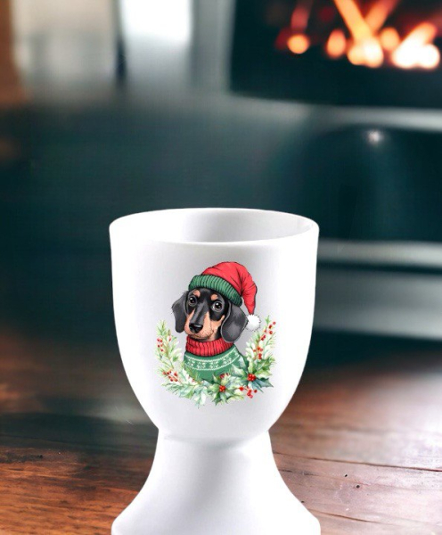 Eierbecher mit weihnachtlichem  Rauhhaardackel