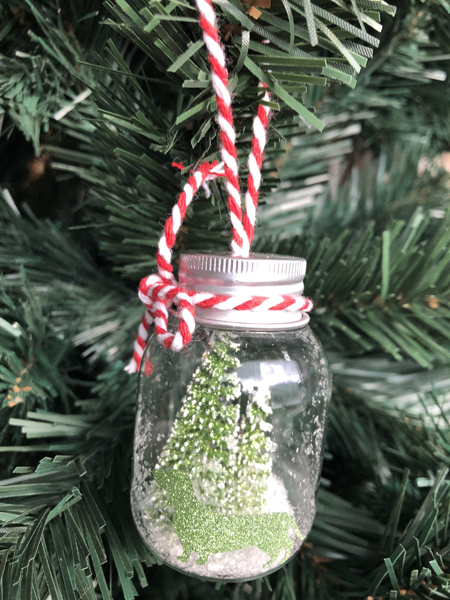 Tannenbaum im Glas mit Dackelmotiv