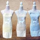 Frühlingsschürze mit Dackelkoch in drei Farben